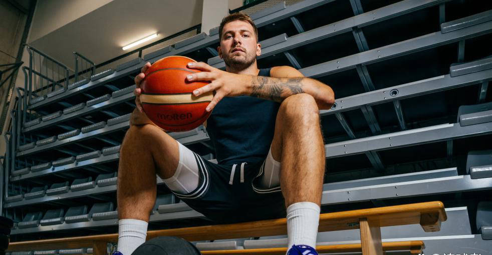 九游官网主页-东契奇重返赛场，夺冠首场状态出色，SKT观众沸腾！(东契奇西部决赛)